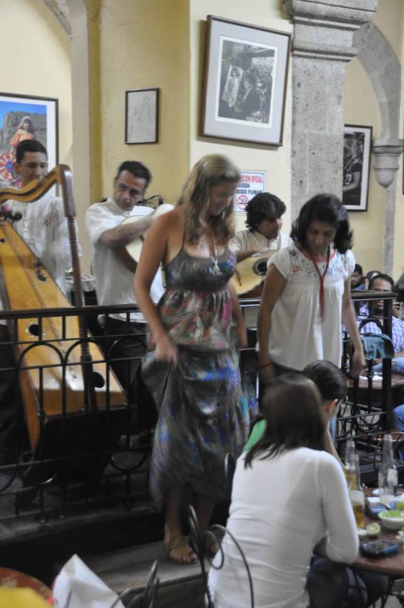 A Ana pratica sapateado no tradicional clube La Fuente, no centro de Guadalajara, no México